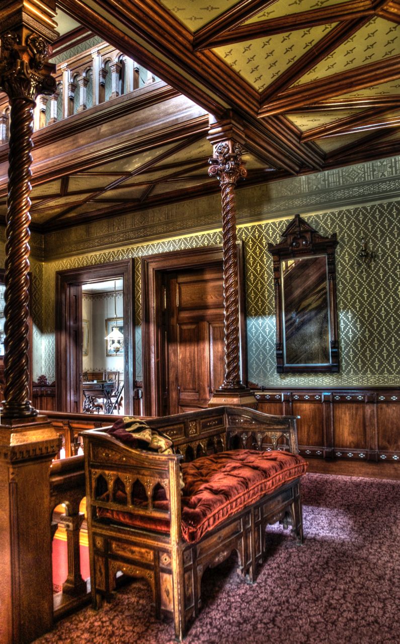 Carved teak woodwork and specialty wallpapers (Photo: EGryk / WikiCommons)
