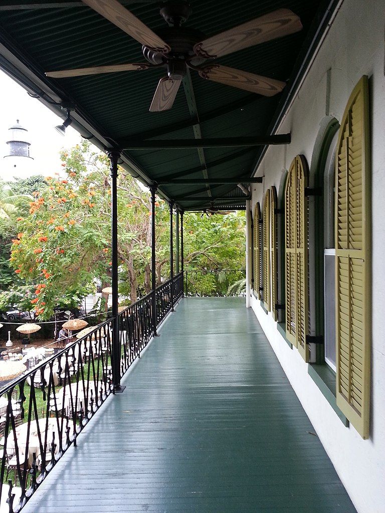 The veranda with French Colonial design elements (Photo: Pietro Valocchi / WikiCommons)