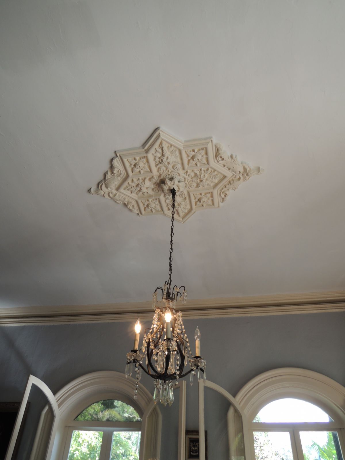 Hemingway's wife replaced the ceiling fans with ornate chandeliers instead (Photo: Abujoy / WikiCommons)