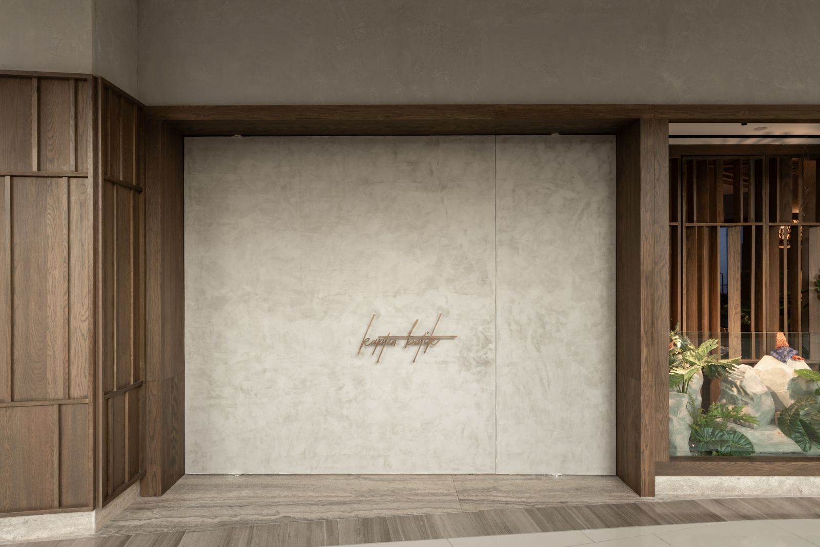 The main door of the boutique