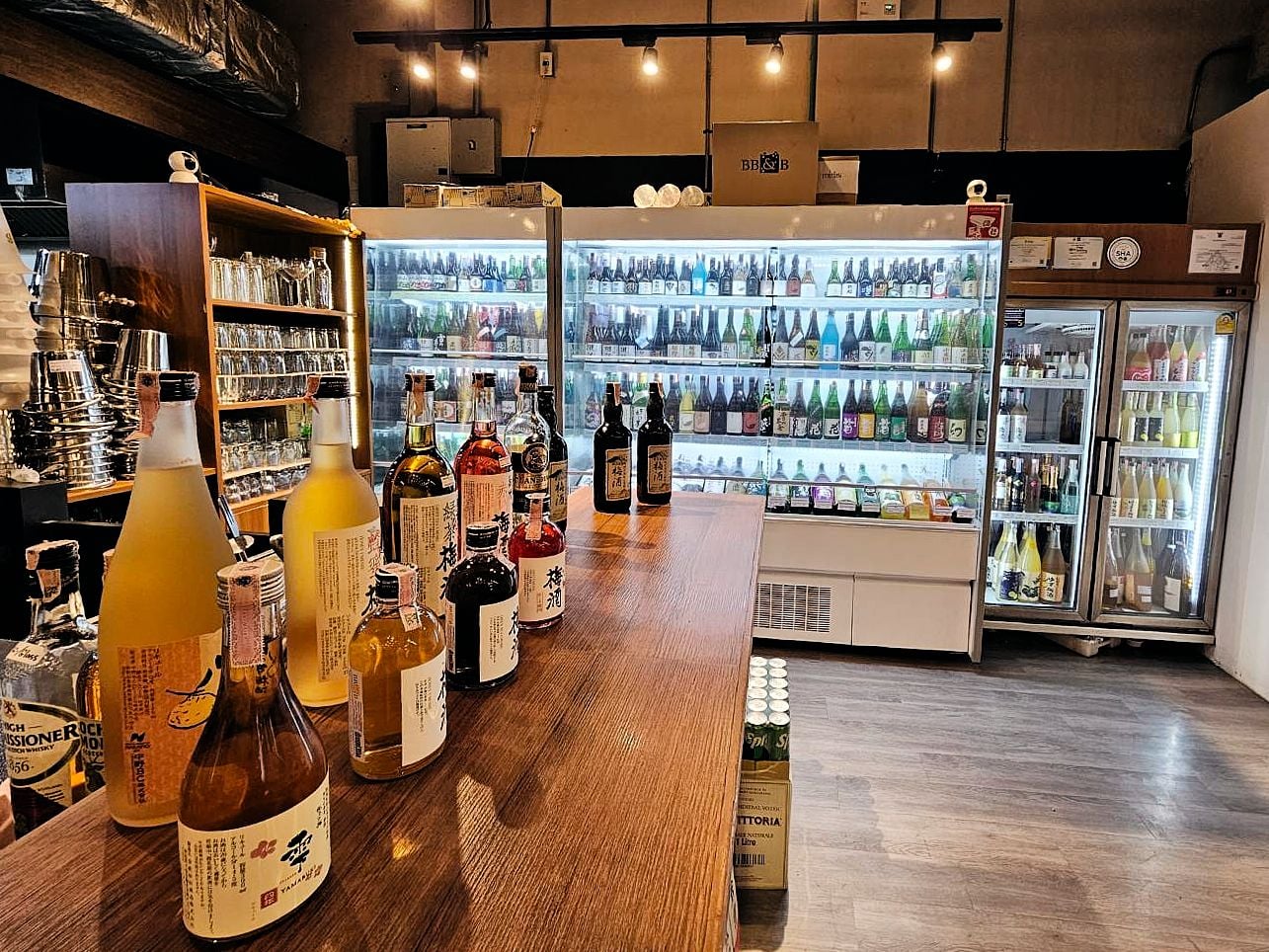 ภาพบรรยากาศ The Barrel Café ไอคอนสยาม และ The Barrel Sake Bar ที่ the COMMONS ศาลาแดง (ภาพ: The Barrel)
