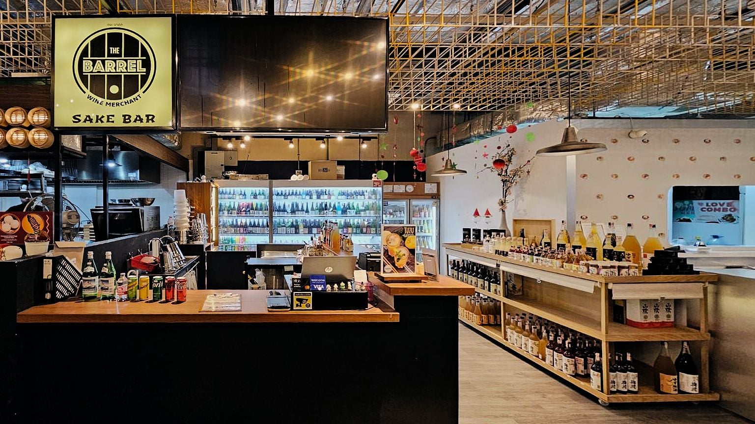 ภาพบรรยากาศ The Barrel Café ไอคอนสยาม และ The Barrel Sake Bar ที่ the COMMONS ศาลาแดง (ภาพ: The Barrel)