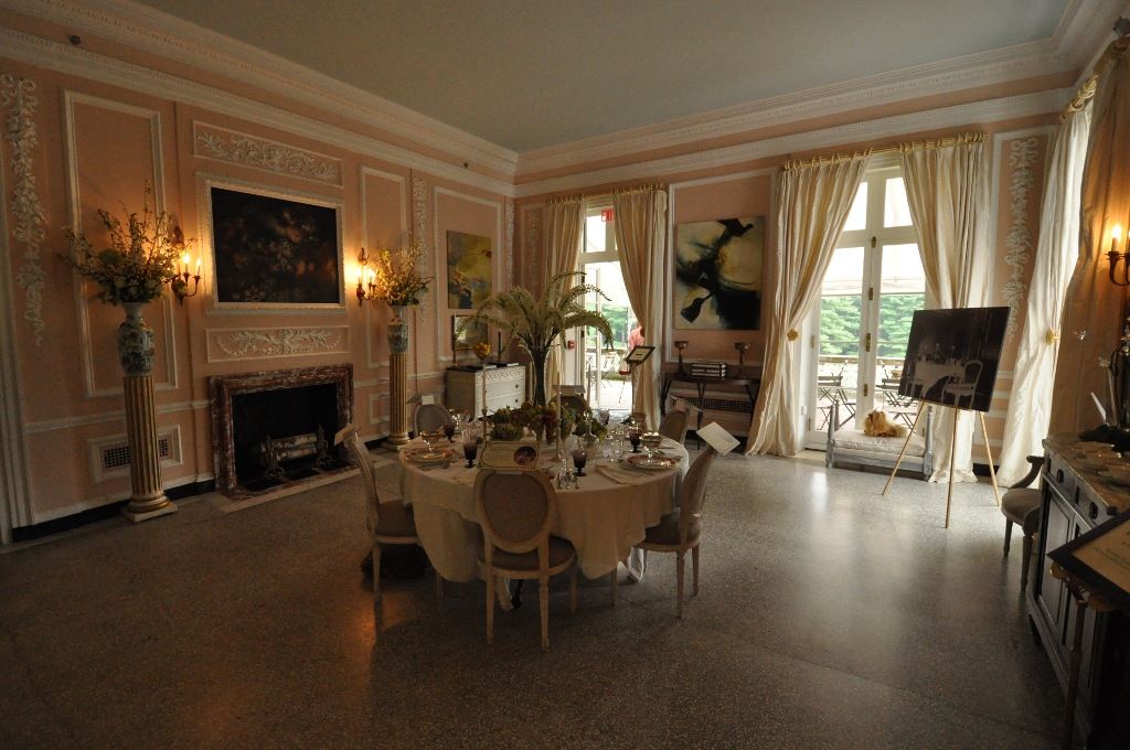 The peach-hued dining room (Photo: Magicpiano / WikiCommons)