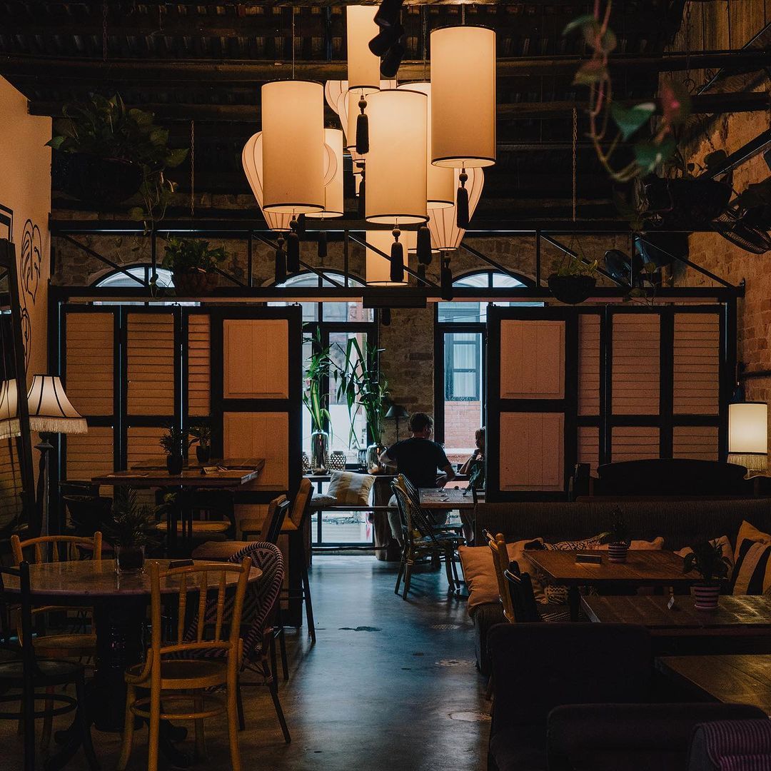 The restaurant’s interior and lantern chandelier (Photo: Instagram / @thehungrytapir)