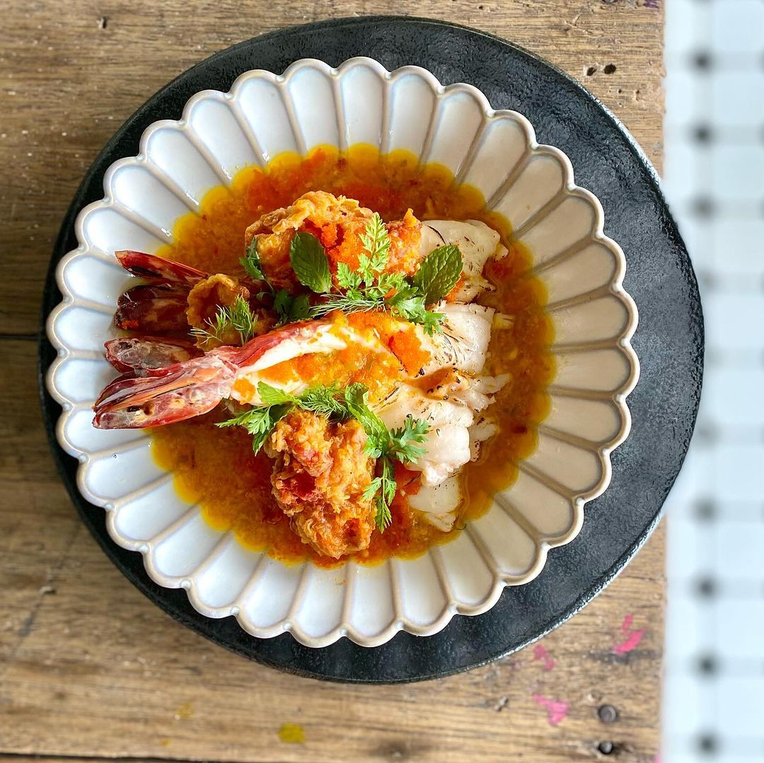 Sea tiger prawns with lime and yellow chilli (Photo: Instagram / @kompassionthai)