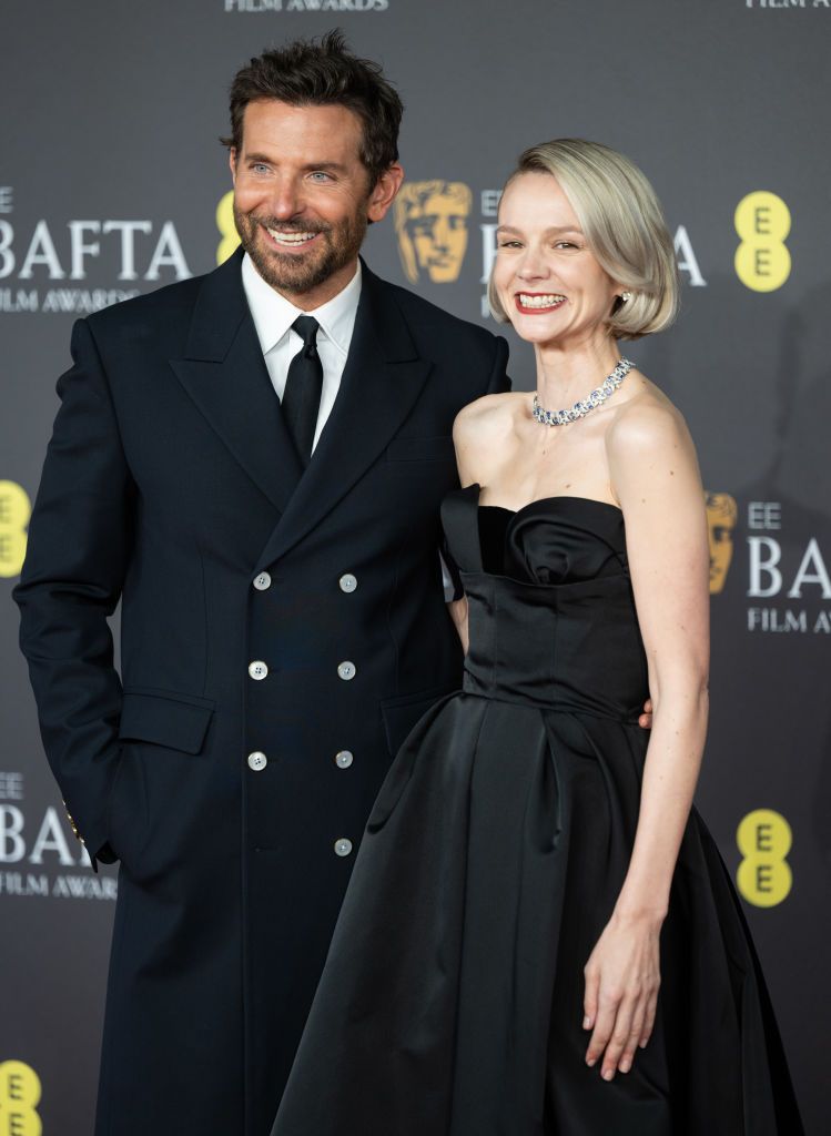 入圍最佳女主角獎項的Carey Mulligan與男星Bradley Cooper合影。(Photo by Samir Hussein/WireImage)