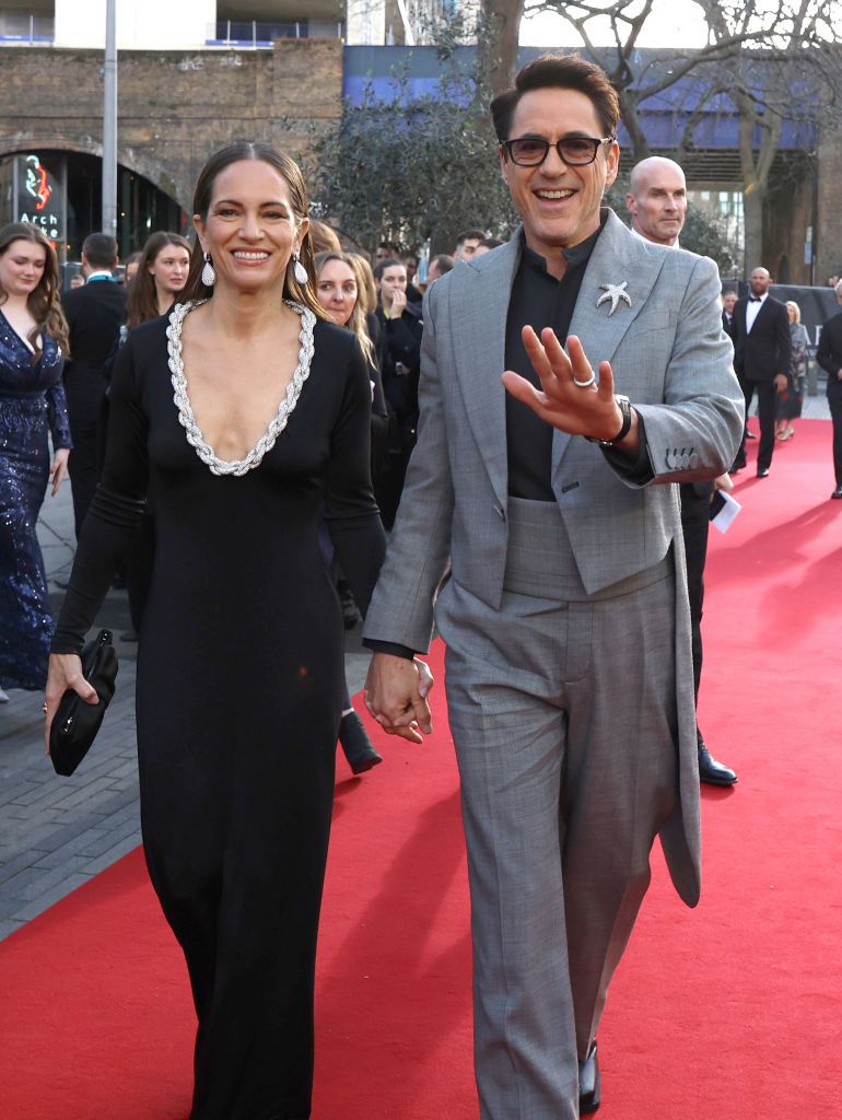小勞勃道尼與蘇珊道尼牽手走上紅毯。(Photo by Lia Toby/BAFTA/Getty Images for BAFTA)