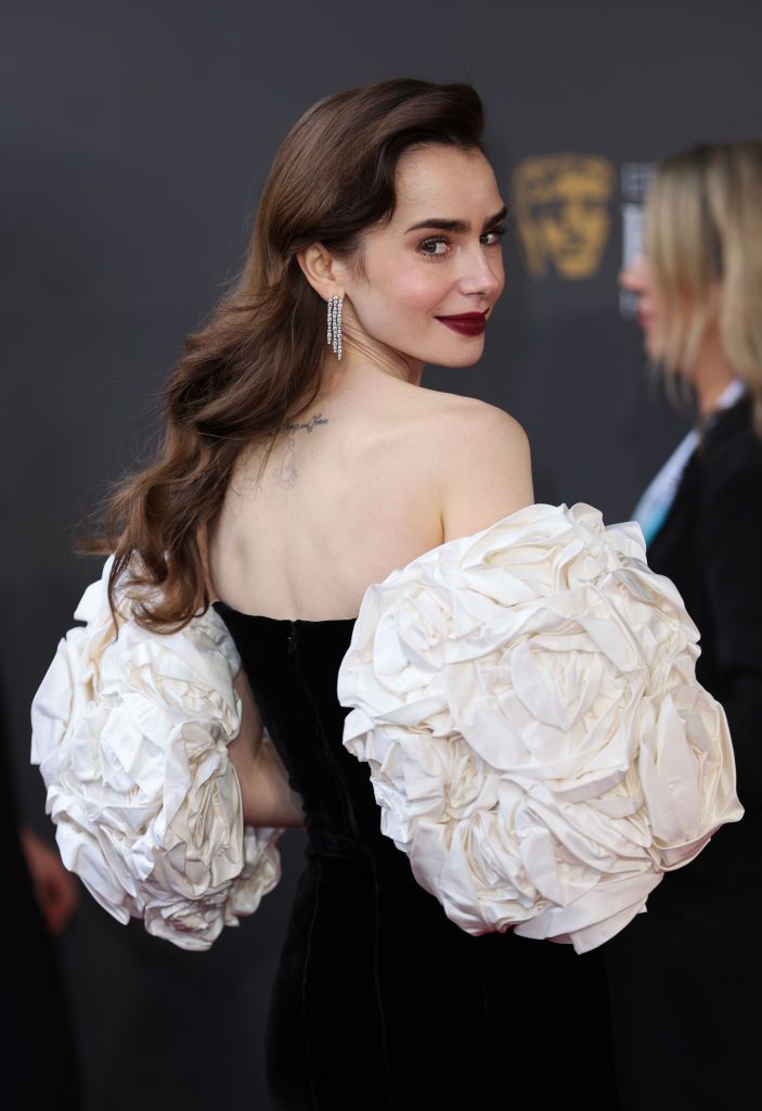 Lily Collins出席英國電影學院獎活動,穿上Tamara Ralph Couture禮服並搭配Cartier珠寶作品。(Photo by Mike Marsland/WireImage)