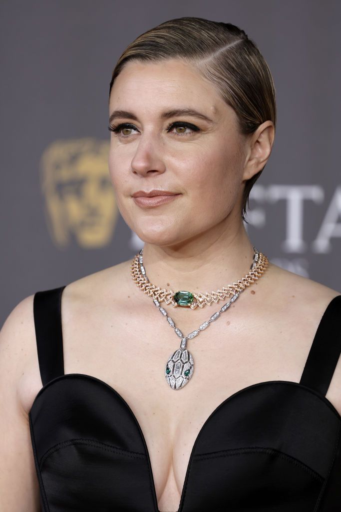 Greta Gerwig將兩條Bulgari珠寶項鍊疊戴搭配。(Photo by John Phillips/Getty Images)