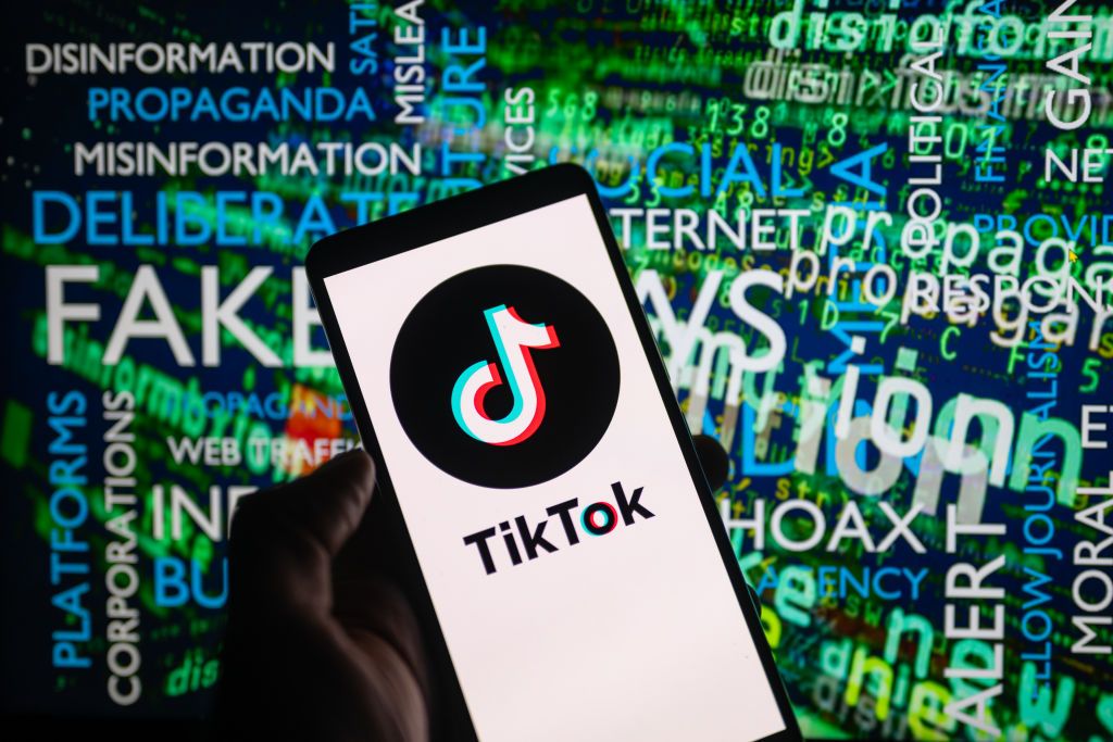 假新聞（Disinformation）透過TikTok、Facebook、X、Instagram等社群平台散佈已成為現代人所面臨的嚴重議題，而專家憂心Sora的誕生會造成這樣的現象更加嚴重。(Photo illustration by Jonathan Raa/NurPhoto via Getty Images)
