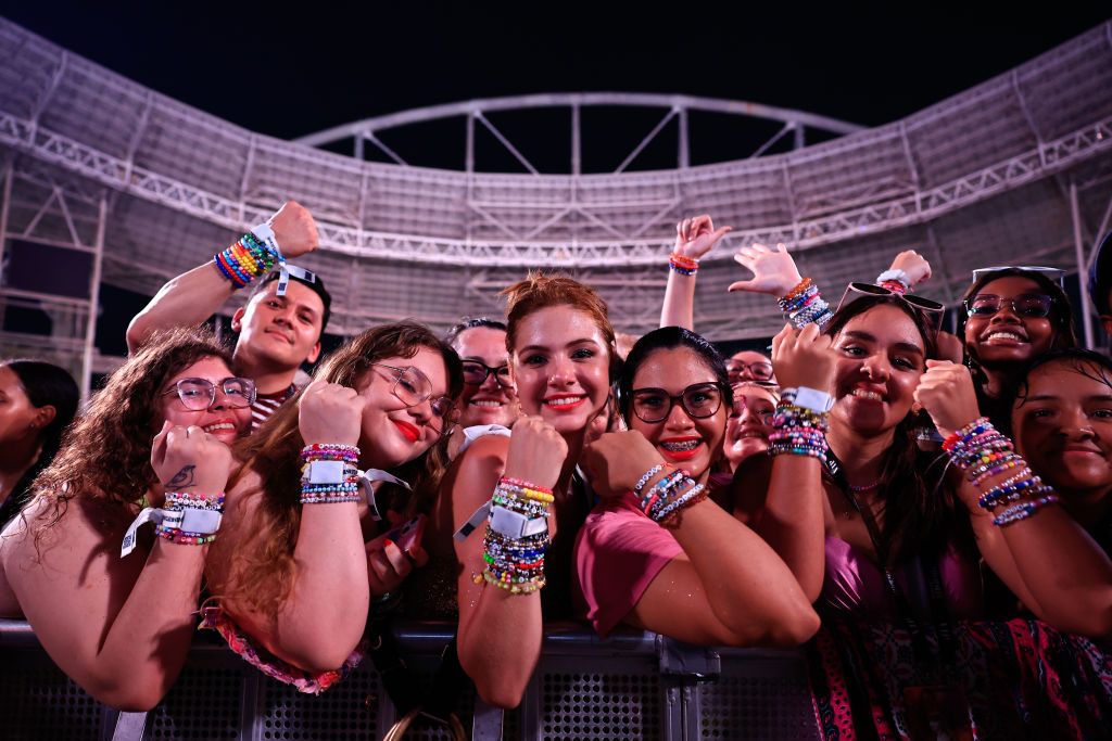 RIO DE JANEIRO, BRAZIL - NOVEMBER 17: (EDITORIAL USE ONLY. NO BOOK COVERS.) Taylor Swift fans are seen during "Taylor Swift | The Eras Tour" at Estadio Olimpico Nilton Santos on November 17, 2023 in Rio de Janeiro, Rio de Janeiro. (Photo by Buda Mendes/TAS23/Getty Images for TAS Rights Management )