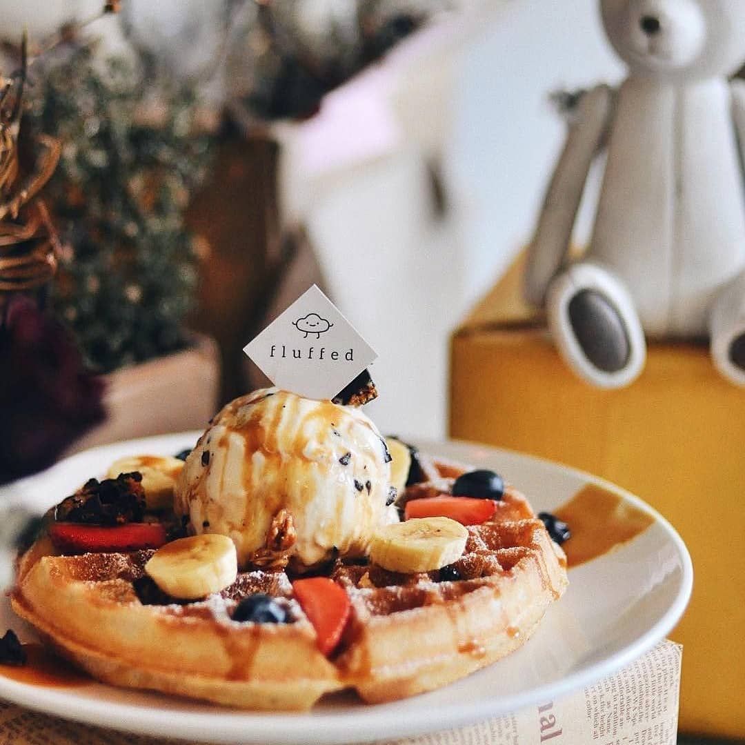 Waffle topped with berries (Photo: Instagram / @fluffedcafe)