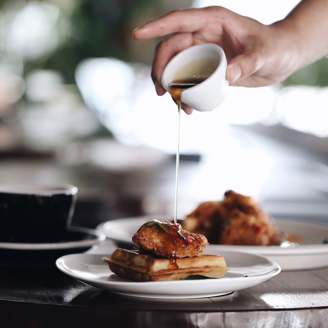 Waffles are drizzled with chrysanthemum syrup (Photo: Instagram / @vcrlovesyou)