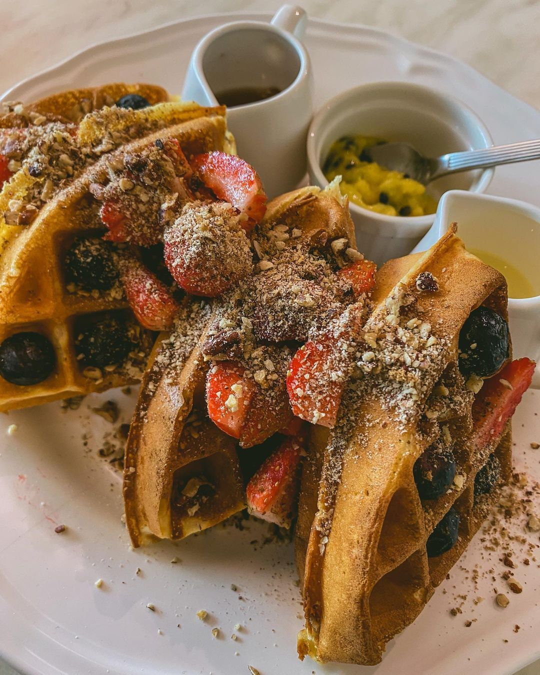Waffles with passionfruit and berries (Photo: Instagram / @fantasticfeasts_byollie)