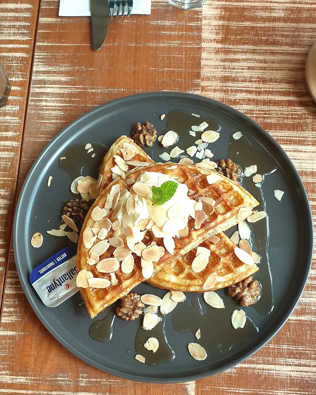 The Foxhole’s sweet waffles (Photo: Instagram / @trytrymakan)