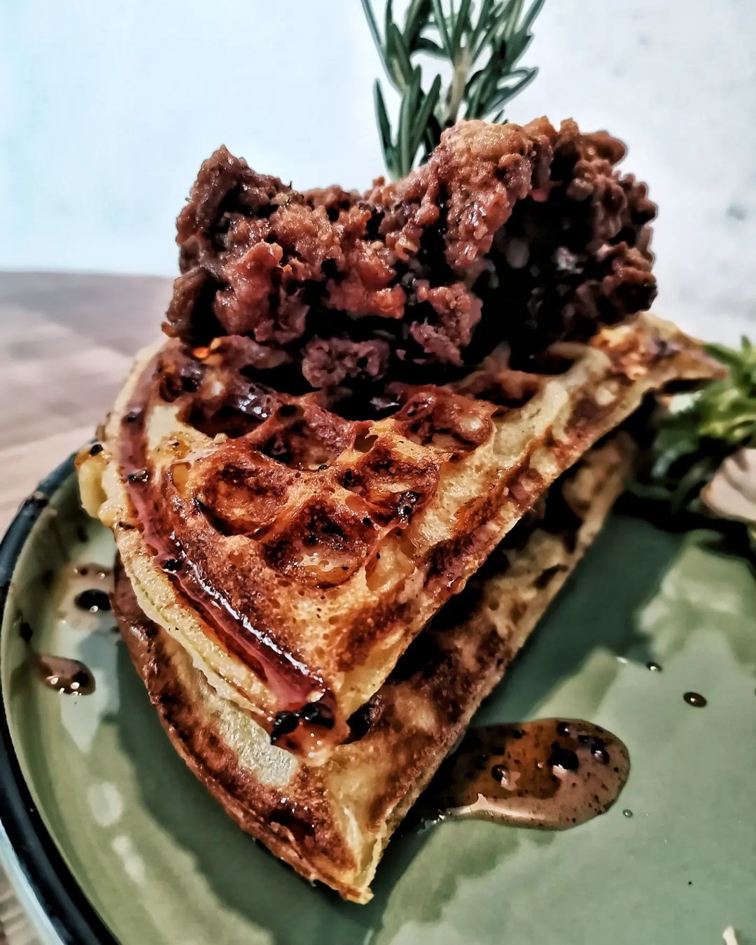 Waffles with fried chicken (Photo: Instagram / @juicyspringrolls)