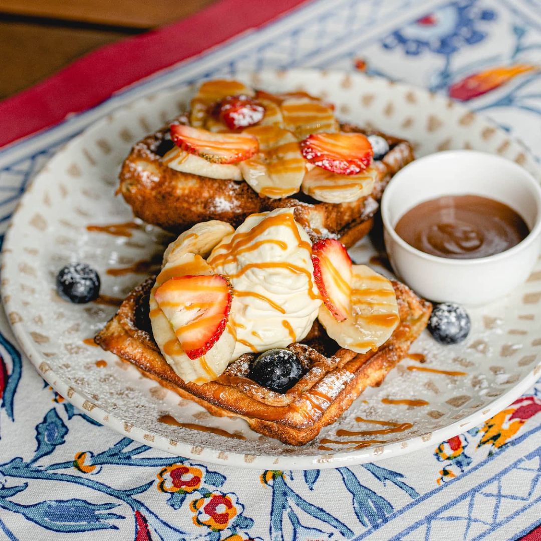 Vegan waffles with plant-based whipped cream (Photo: Instagram / @sproutfusion)
