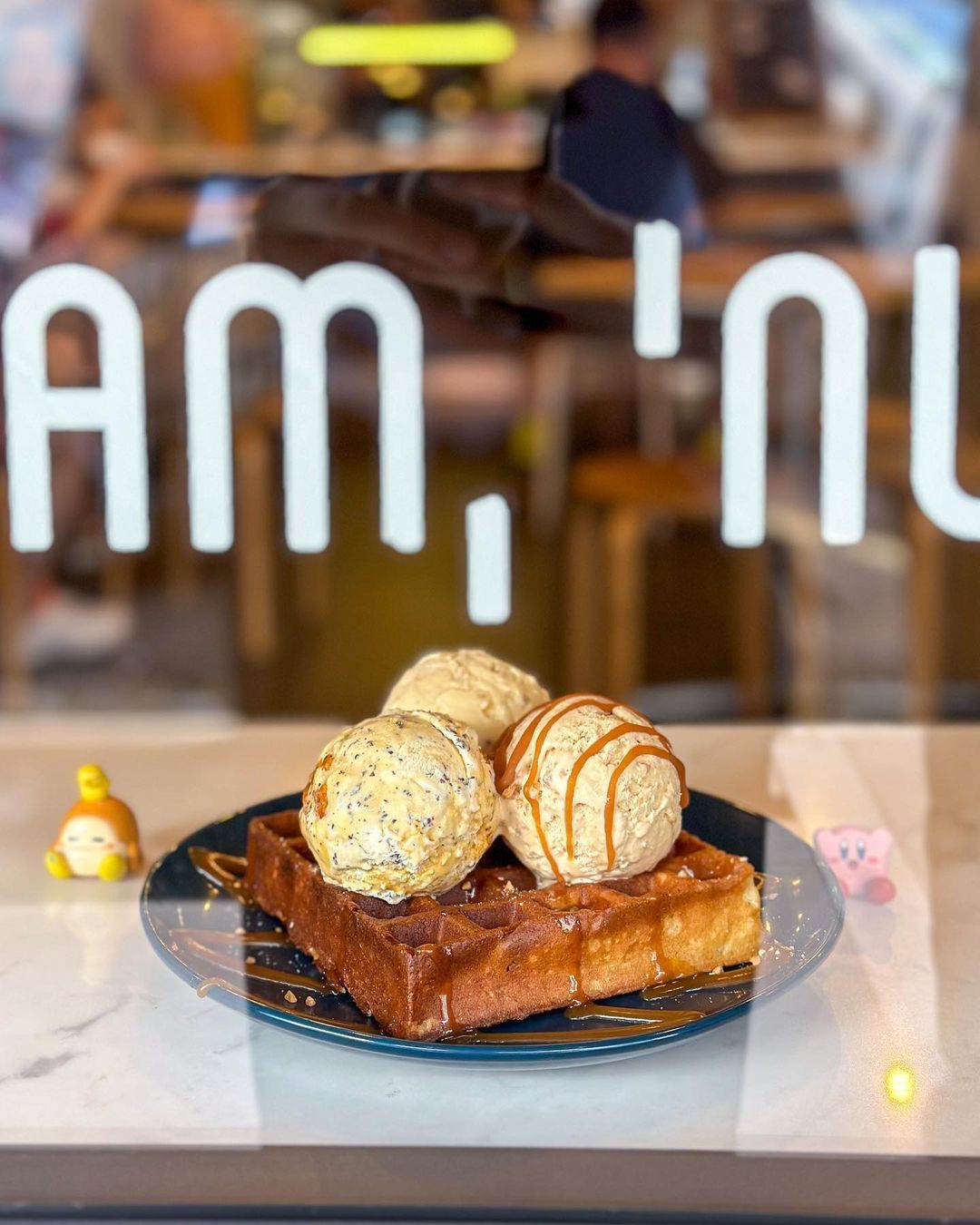 Waffle with peanuts and caramel drizzle (Photo: Instagram / @wafflewongg)