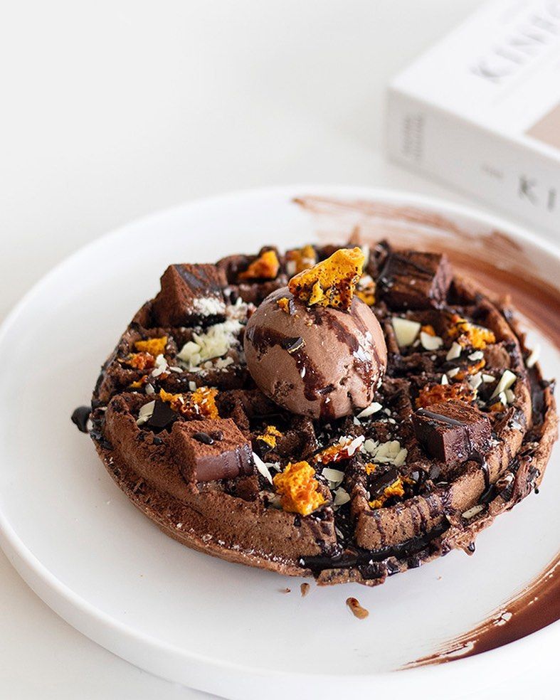 Chocolate waffle with chocolate shards, ganache, and honeycomb (Photo: Instagram / @shugatori)