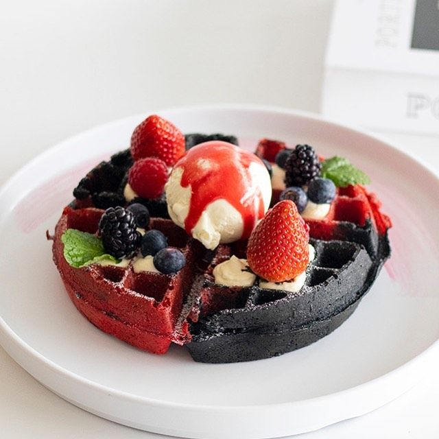 Shugatori Dessert Café’s berry waffle (Photo: Instagram / @shugatori)