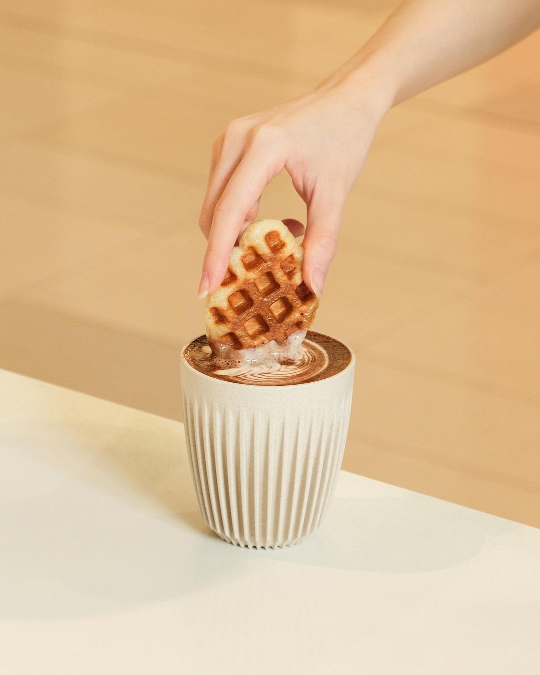 Croffle dipped in mocha (Photo: Instagram / @yewyewcoffee_kl)
