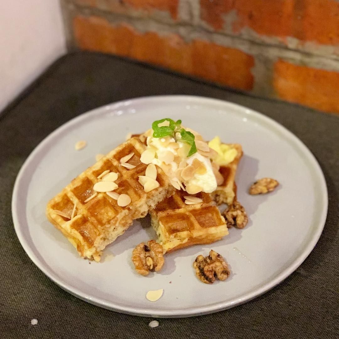 Frisky Goat Bakery Café’s classic waffle (Photo: Instagram / @sakigoh)