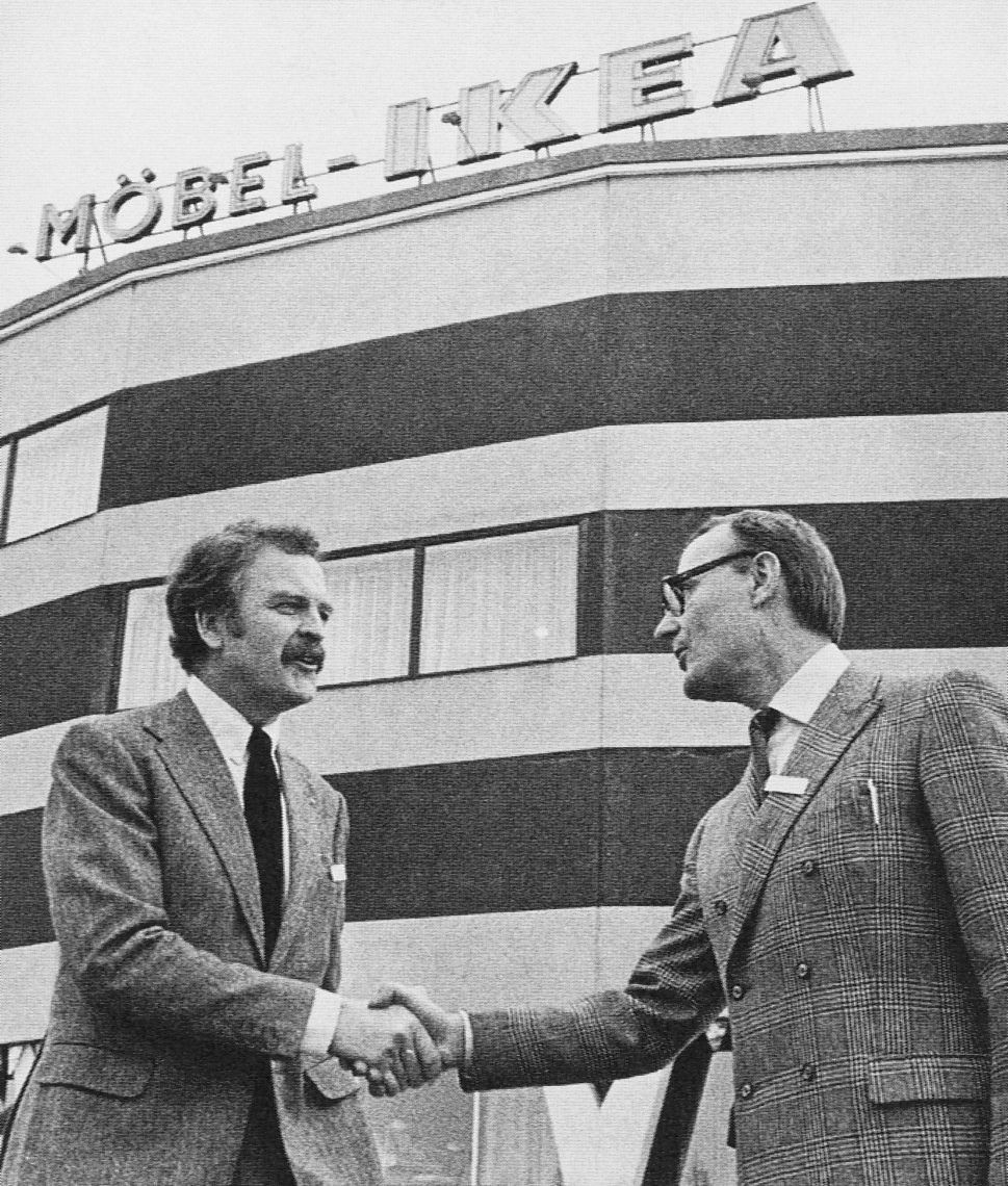Pengasas Ikea Ingvar Kamprad (kanan) bersama pengurus kedai pertama Ikea Hans Ax (Foto: Historien om IKEA / WikiCommons)