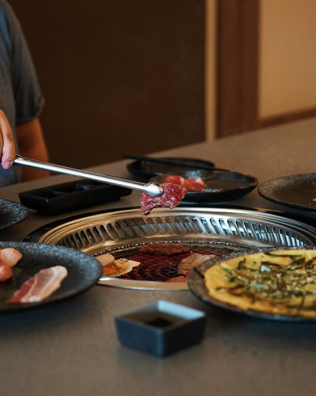 Grilling meat (Photo: Instagram / @botan_sa)