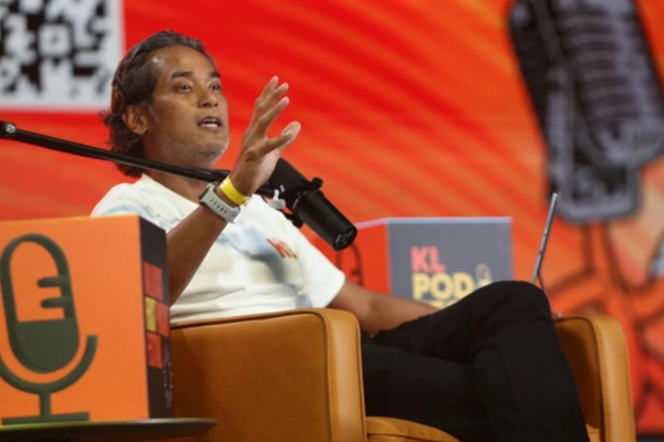 Khairy Jamaluddin hosting ‘Keluar Sekejap’ live at the inaugural KL PodFest 2024 (Photo: KL PodFest)
