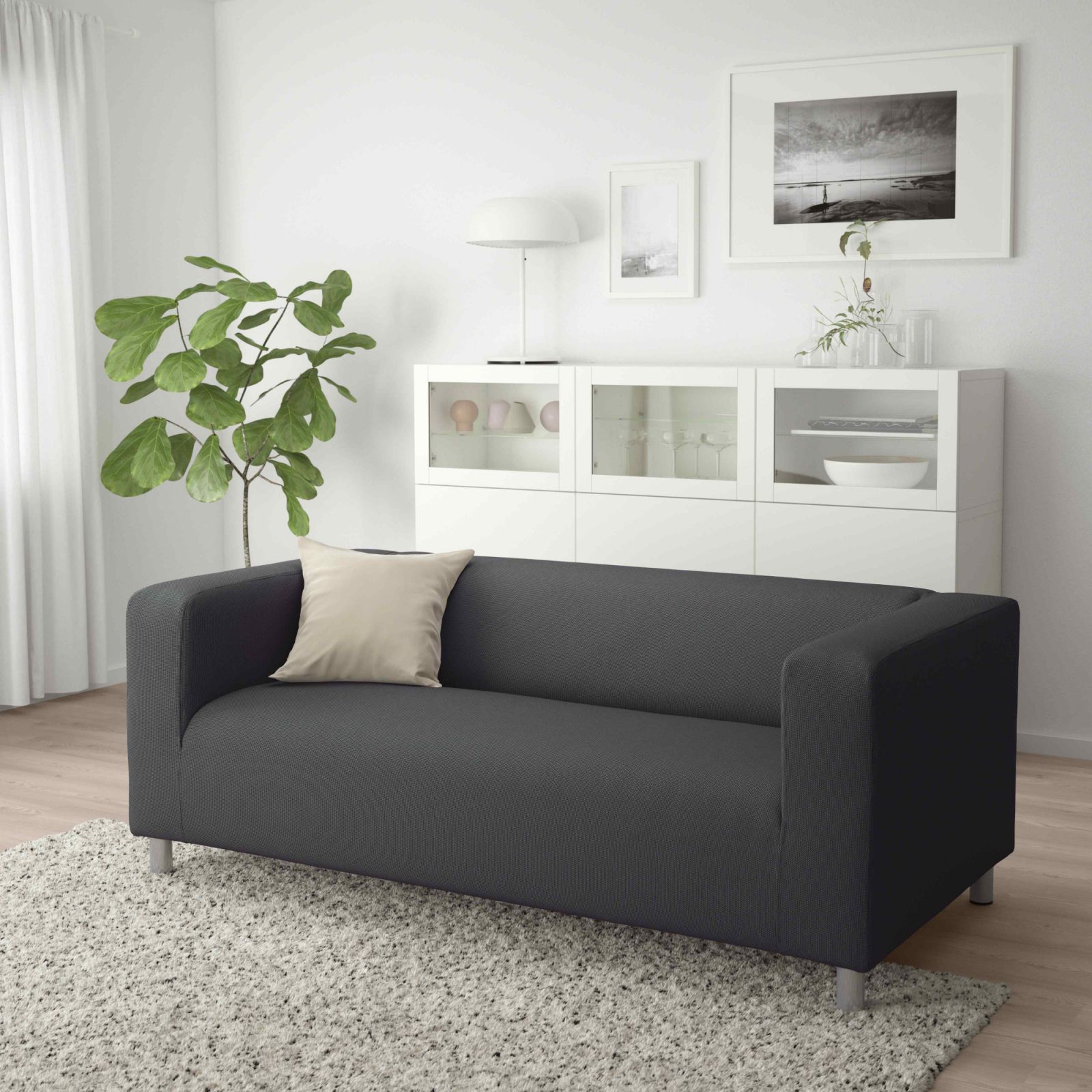 Dilancarkan pada tahun 1980, sofa Klippan telah direka oleh Lars Engman dan Noboru Nakamura (Foto: Ikea Singapore)