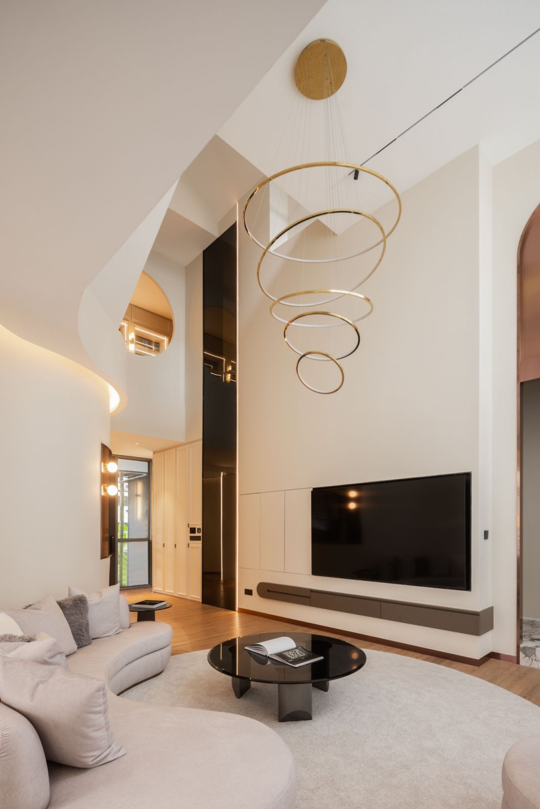 The modern chandelier emphasises the soaring ceiling