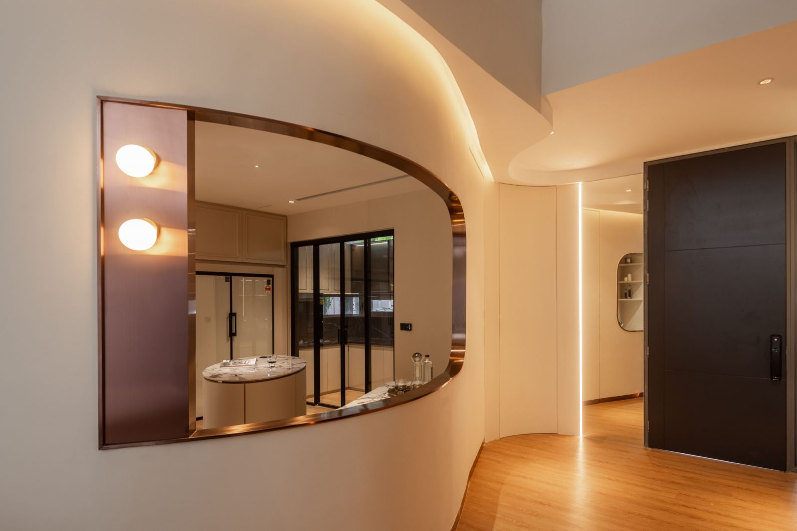 The opening between dry kitchen and living