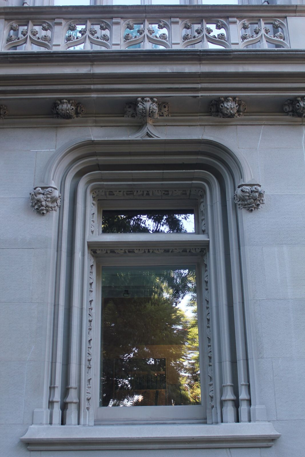 One of the windows with bolded-scaled French Gothic detailing (Photo: Epicgenius / WikiCommons)