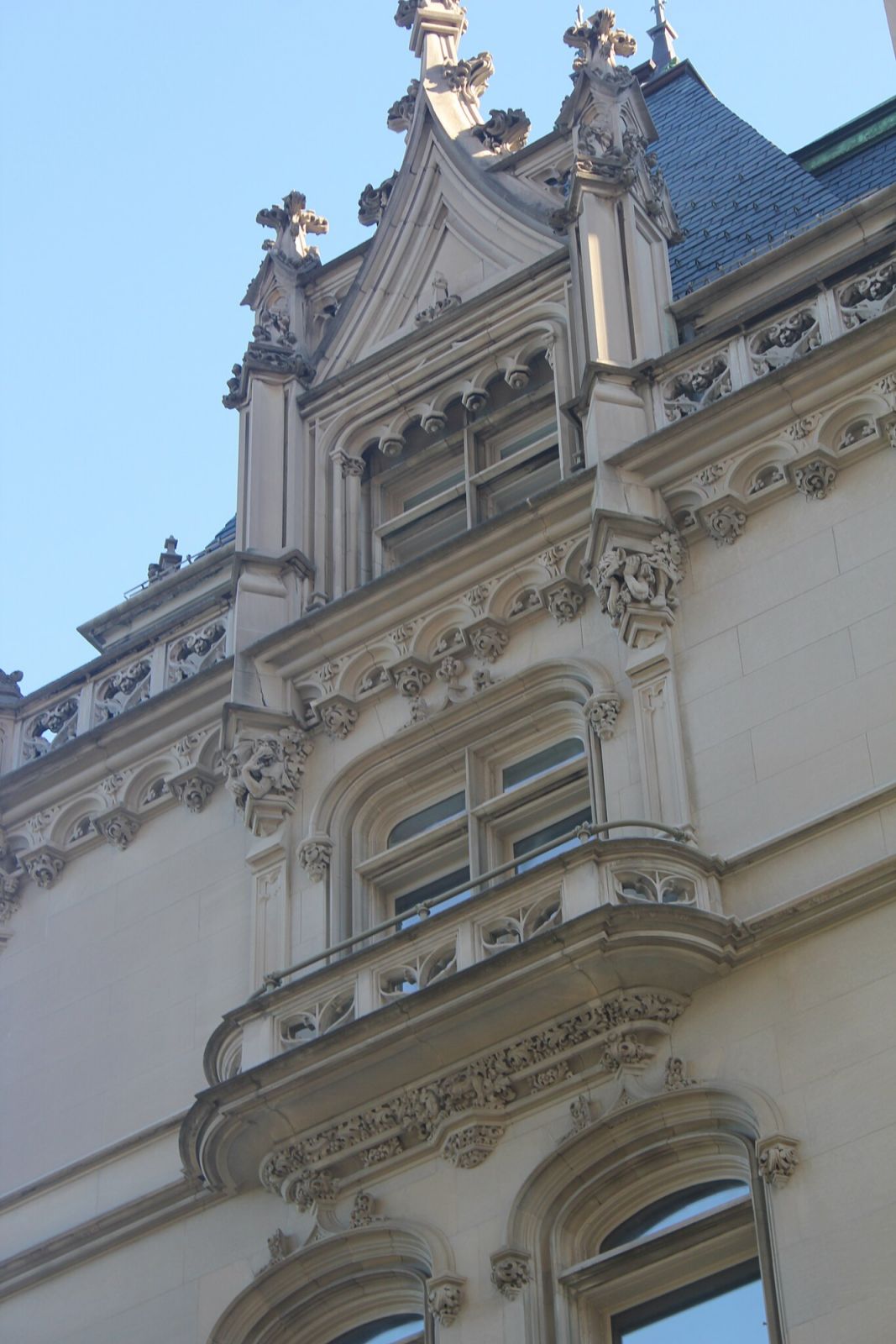The Indiana limestone façade capped with an ornate French Gothic roofline (Photo: Epicgenius / WikiCommons)