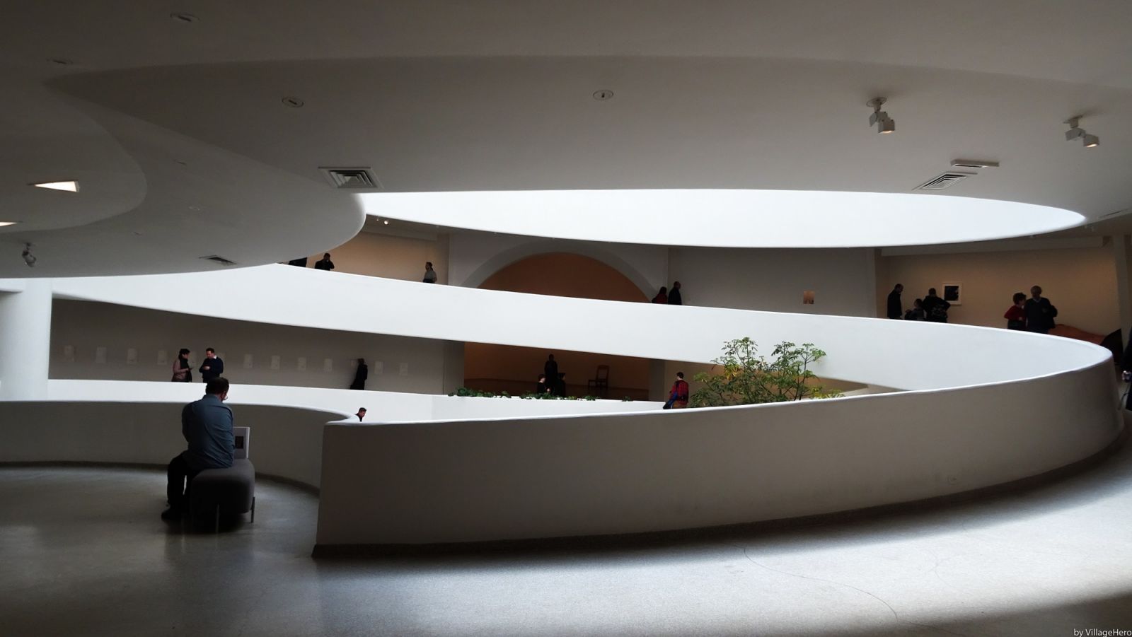 The circular leitmotif in the main gallery defies the convention museum layout (Photo: VillageHero / WikiCommons)