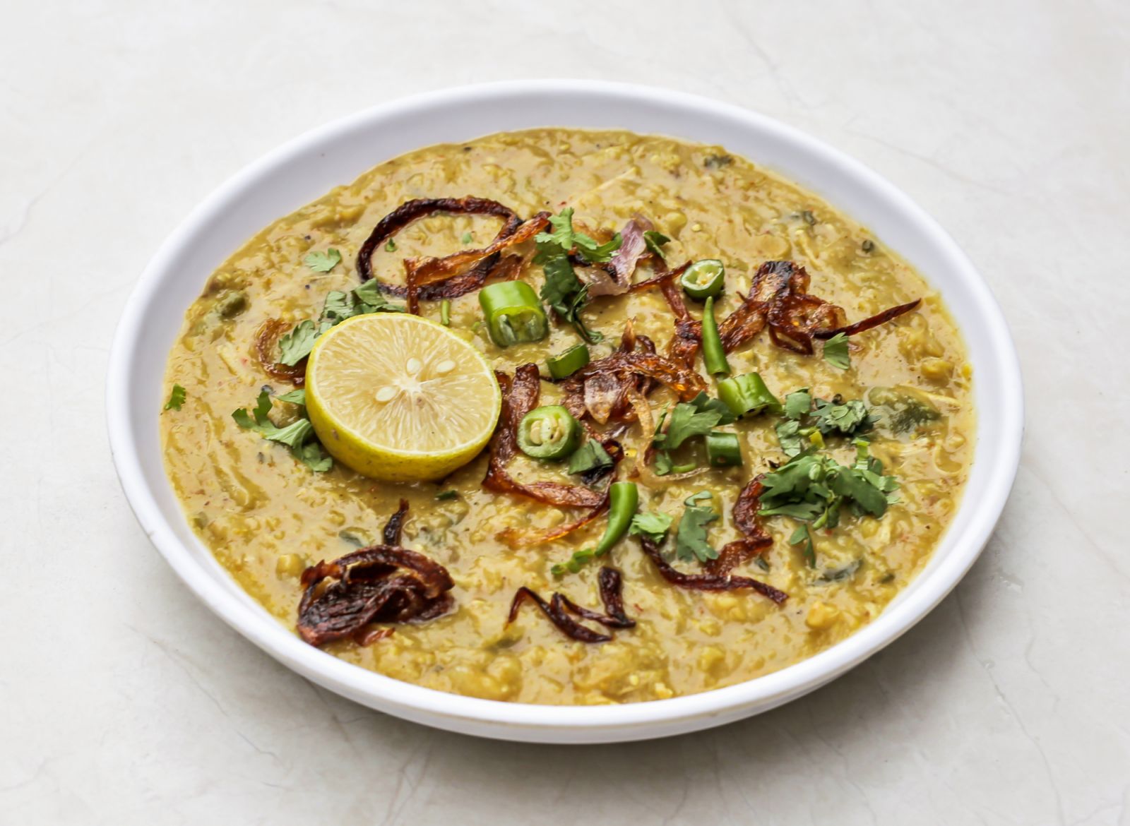 Haleem garnished with fried onion (Photo: Getty Images)