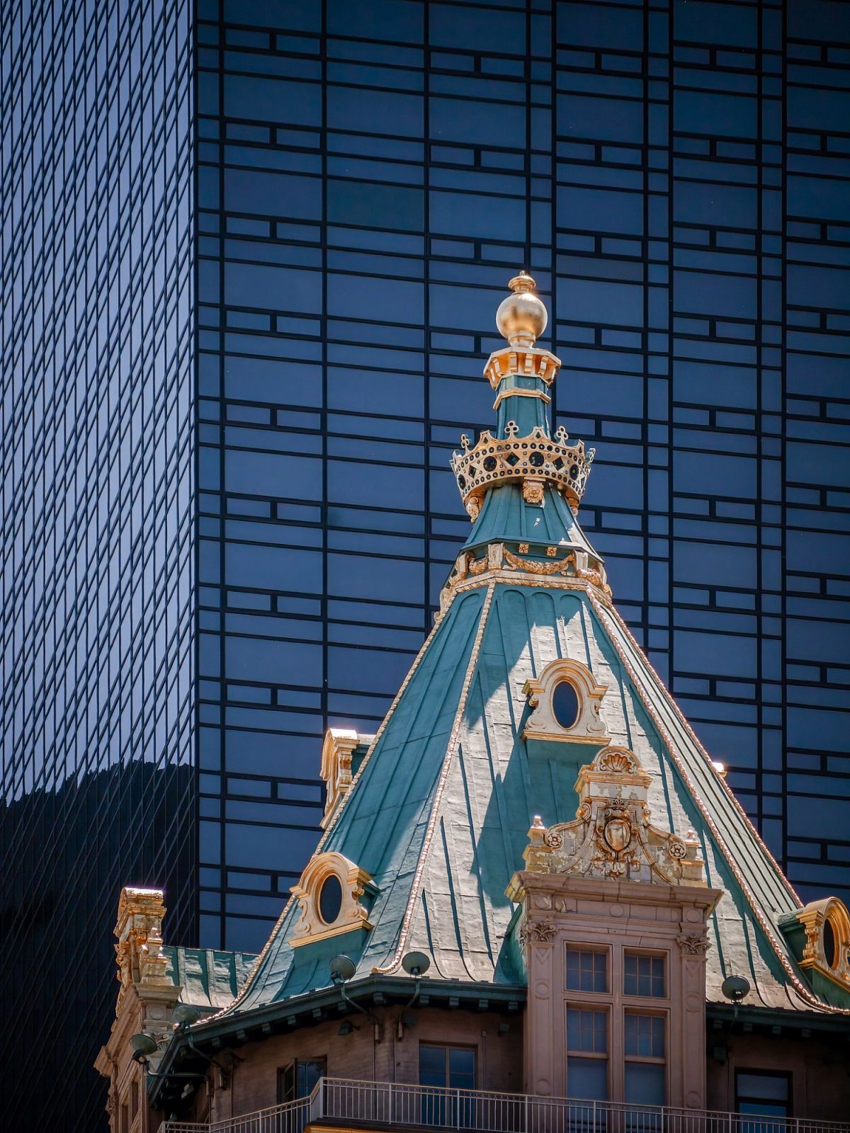 The distinctive green-tile roof of the Corner Tower with copper accents (Photo: Reinhold Möller / WikiCommons)