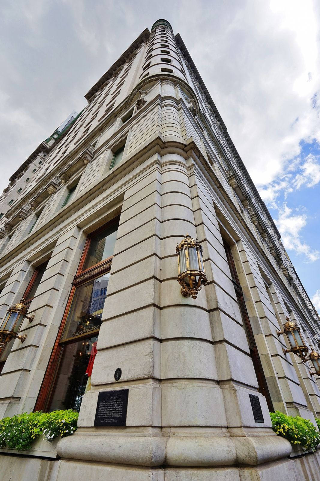 The Châteauesque style exterior that reaches 18 storeys in height (Photo: Sam /WikiCommons)
