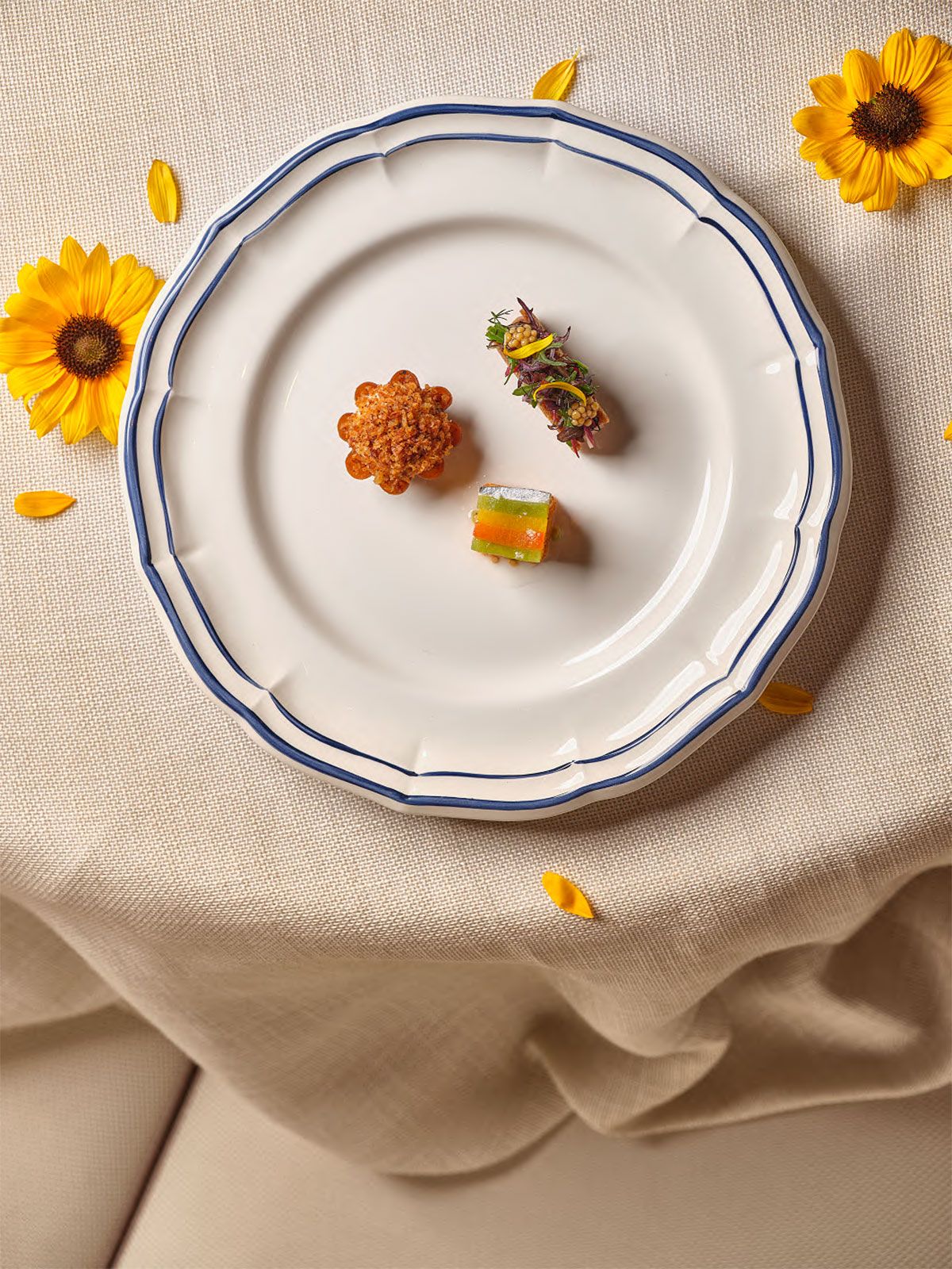 เมนูอาหารฝรั่งเศสที่สวยงามไม่แพ้การตกแต่งภายในของ Blue by Alain Ducasse