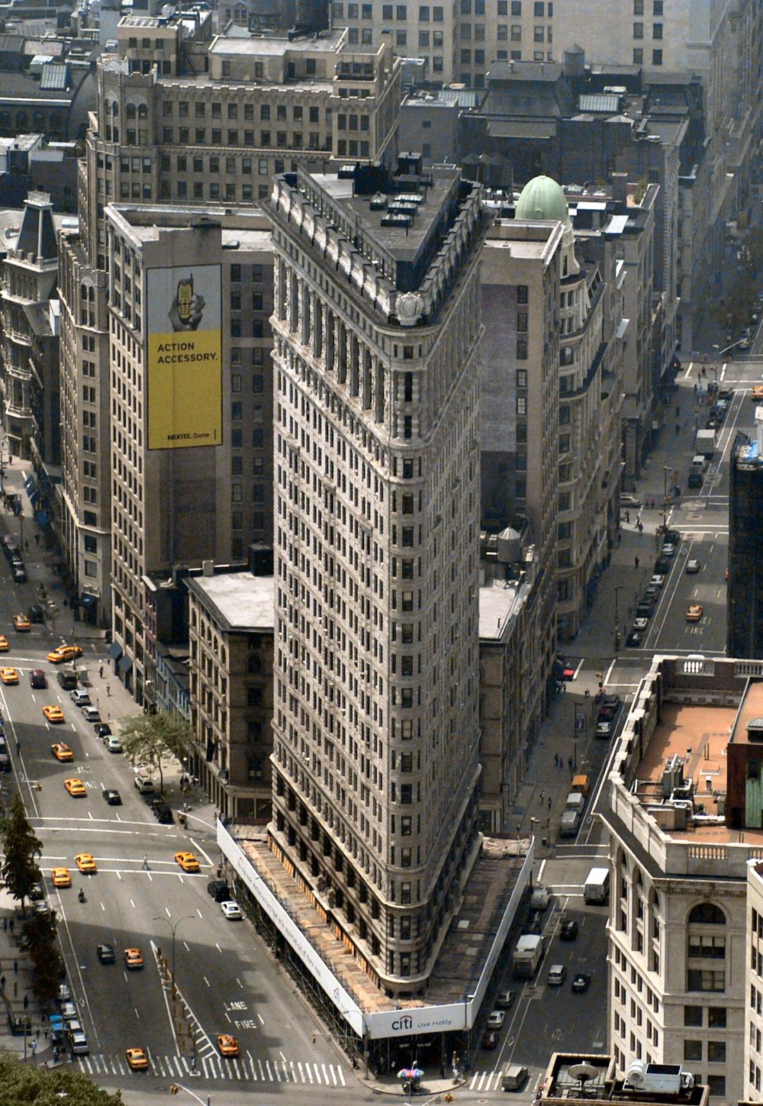 The Flatiron Building nestled in the intersection of Fifth Avenue and Broadway (Photo: G Edward Johnson / WikiCommons)