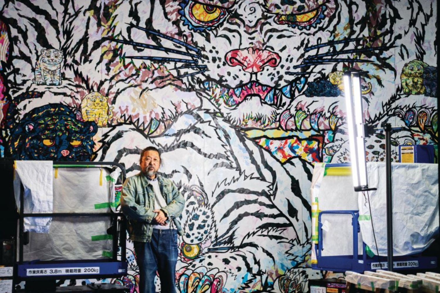 Takashi Murakami in front of “White Tiger Kyoto” (2023-24) (Photo: Shin Suzuki ©2023-2024 Takashi Murakami/Kaikai Kiki Co., Ltd. All rights reserved)