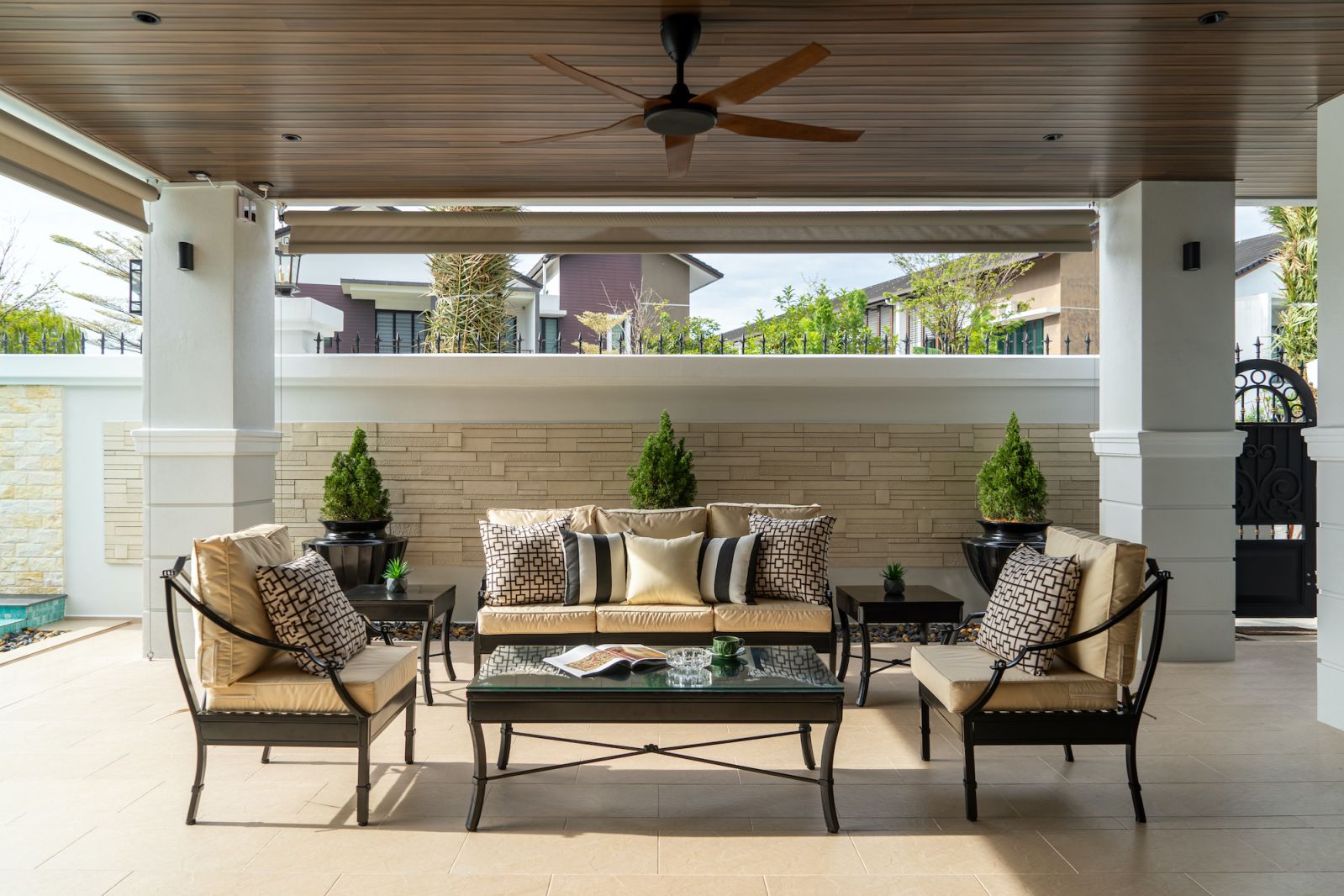 The modern classic vocabulary extends to the outdoor spaces