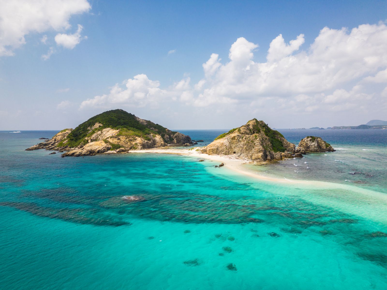 Pemandangan udara dramatik pulau yang menakjubkan di luar Pantai Aharen di pulau Tokashiki di Okinawa di Jepun