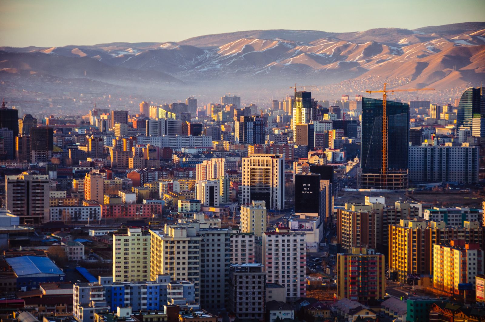 Semasa musim sejuk bandar Ulaanbaatar terperangkap dengan asap daripada arang batu yang dibakar.