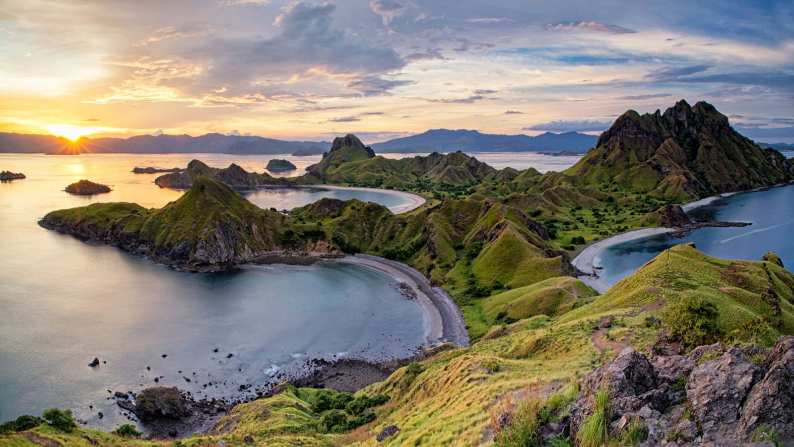 Keindahan pantai di Pulau Komodo, Flores, Nusa Tenggara Timur, Indonesia