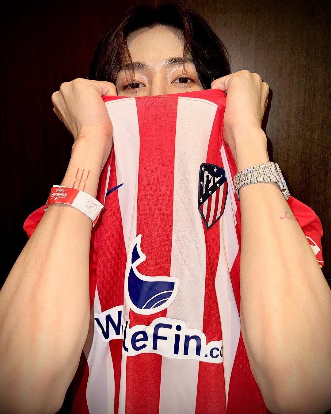 BamBam memakai jam tangan rekaan khas Patek Philippe (Foto: Instagram @bambam1a)
