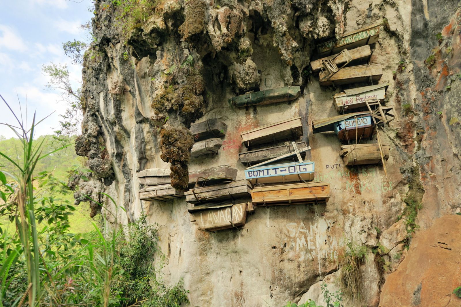 Philippinos in the mountain region of Sagada used to hang coffins with their dead down a cliff as a burial tradition in Echo Valley, Sagada, Northern Luzon, Philippines (Photo: GettyImages)