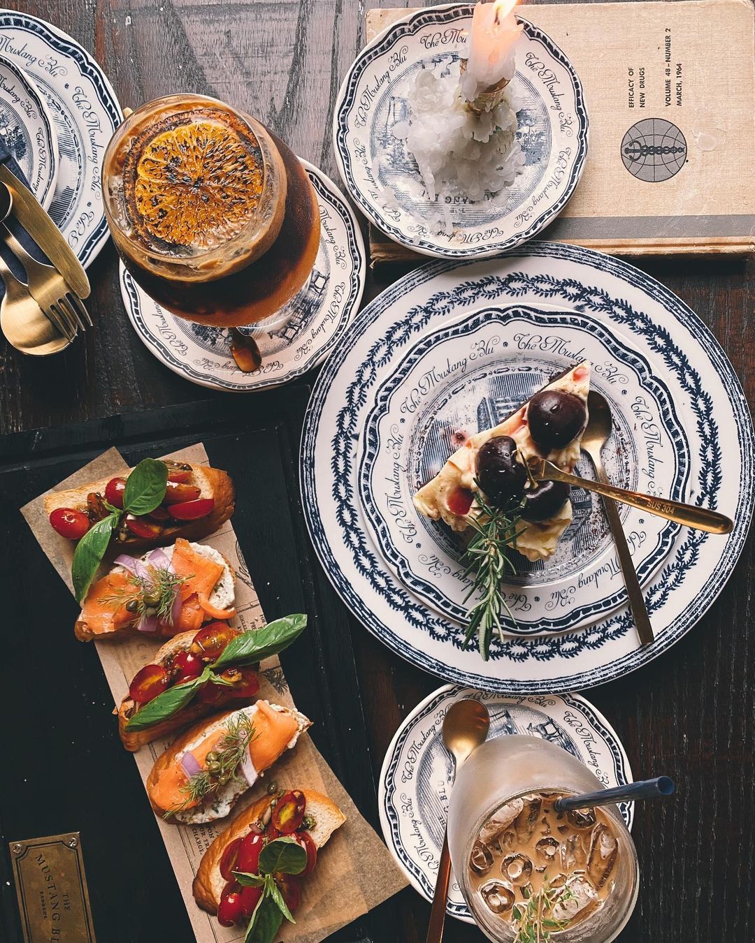 foods, desserts and drinks serve at the mustang blu คาเฟ่ pet-friendly ในกรุงเทพ