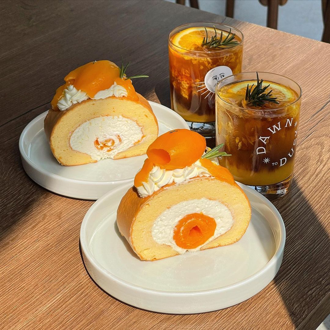 Mayongchid Swiss Roll at Dawn to Dusk café คาเฟ่ pet-friendly ในกรุงเทพ
