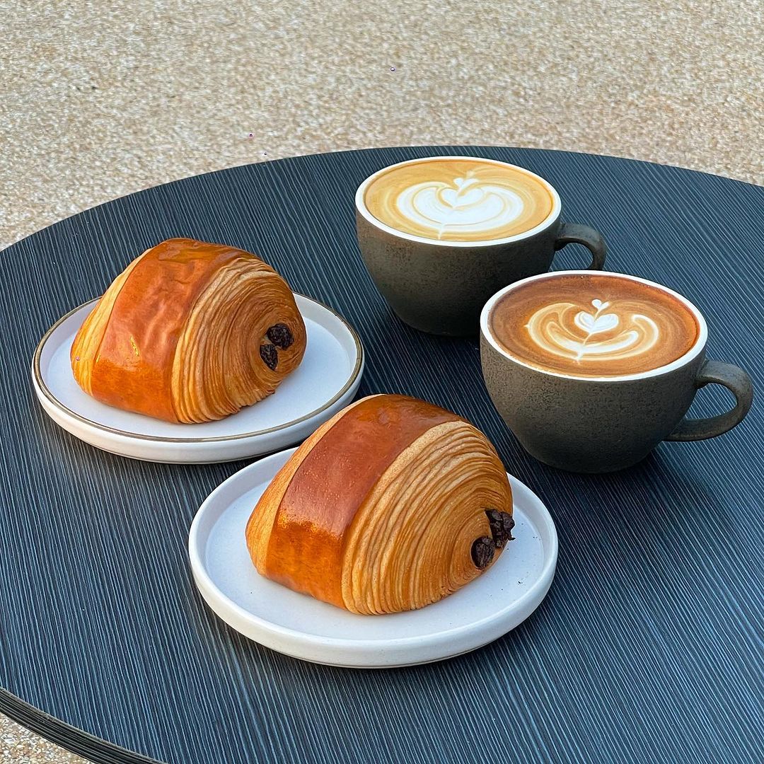 Pain au chocolat at Dawn to Dusk café คาเฟ่ pet-friendly ในกรุงเทพ